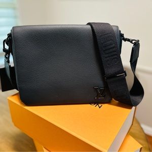 Louis Vuitton men’s Takeoff Messenger Black Leather Bag